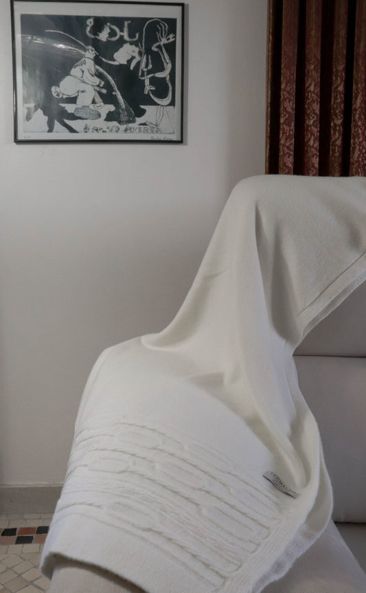 Pearl wool blanket with a raised rope pattern detail on the edges