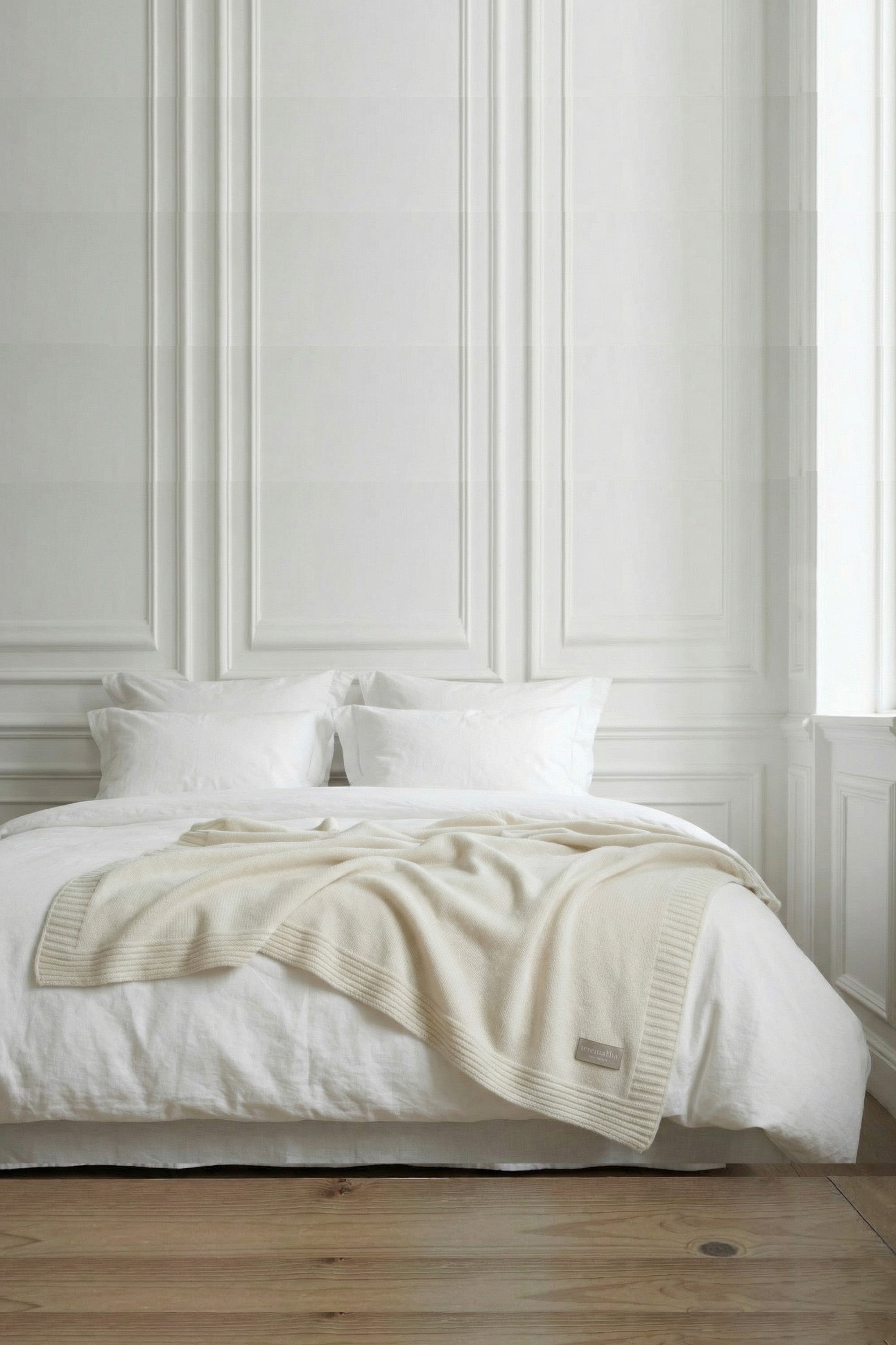 Tecmalha pearl white lambswool blanket featuring a plain knit pattern and a ribbed border. Made in Portugal